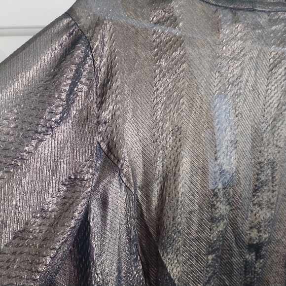 Chico's Eleesa Embossed Shine Copper/Bronze Opalescence  Semi Fitted Top 2 M - Picture 9 of 14